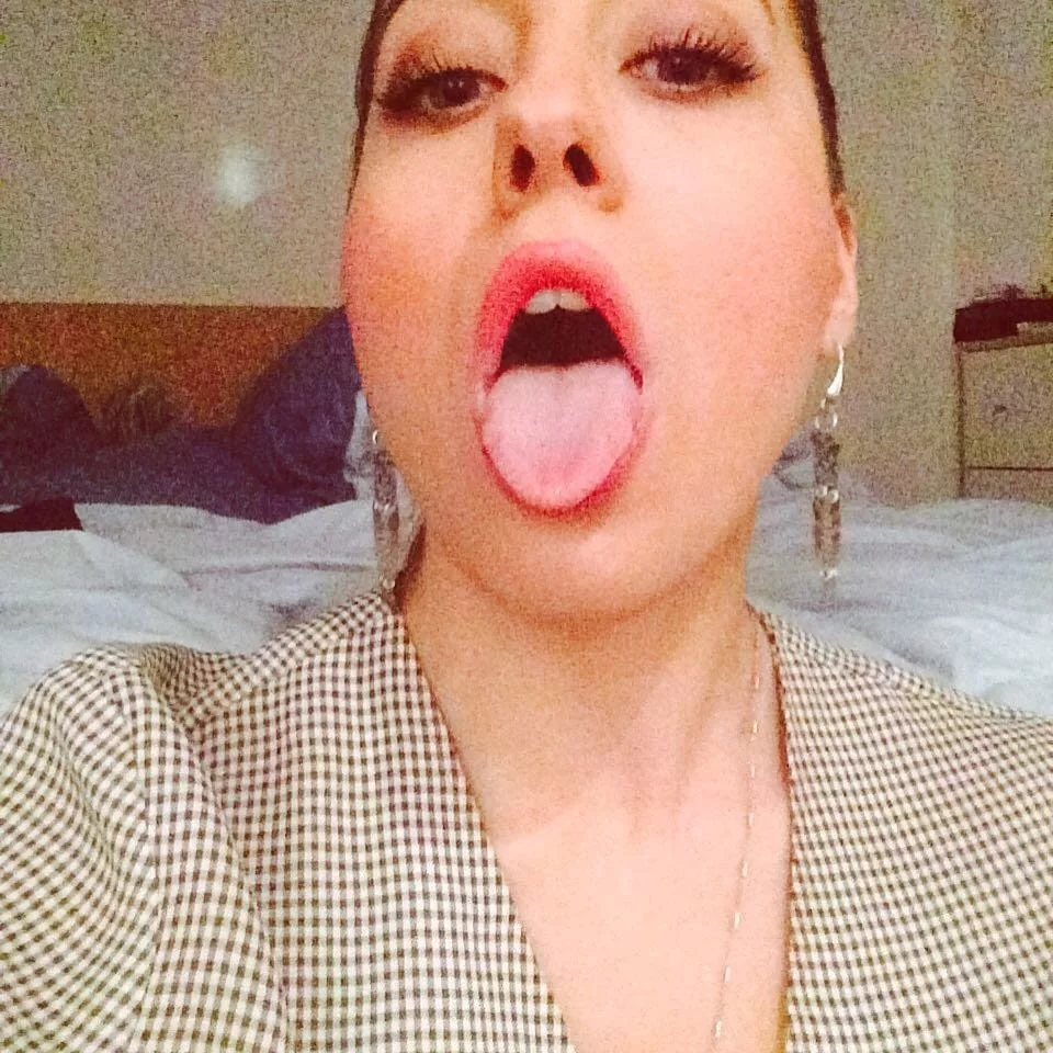 Paola Saulino mouth open ready cumshot