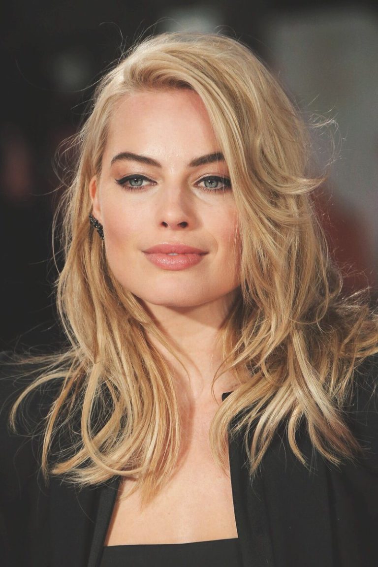 Margot Robbie big boobs